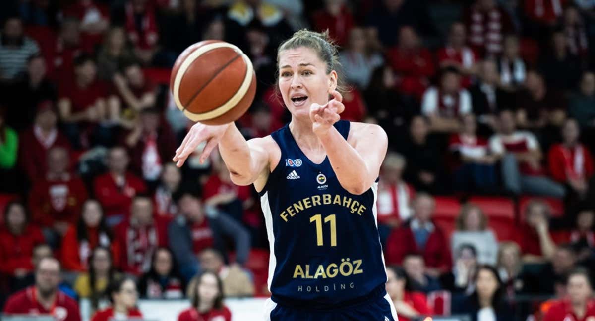 Emma Meesseman en la victoria de Fenerbahçe en Hungría.