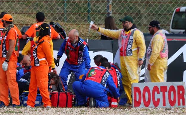 Las asistencias médicas atienden a Pol Espargaró en Portimao.  EFE