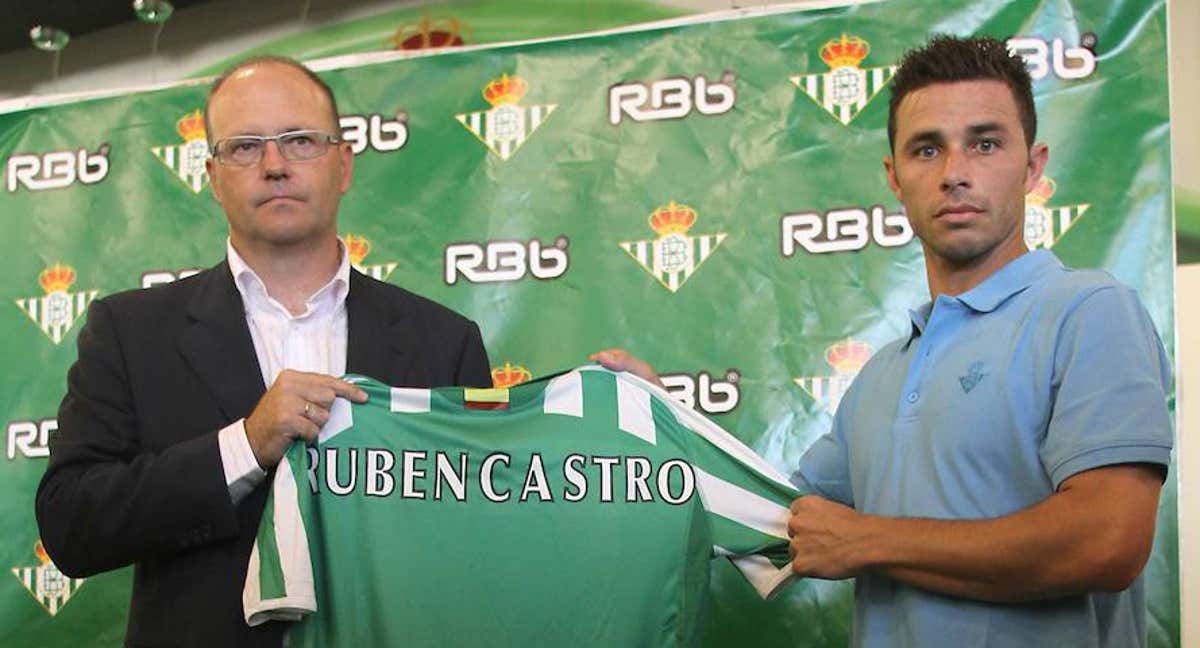 Pepe Mel ejerciendo de presentador de Rubén Castro tras su fichaje por el Betis. /ABC