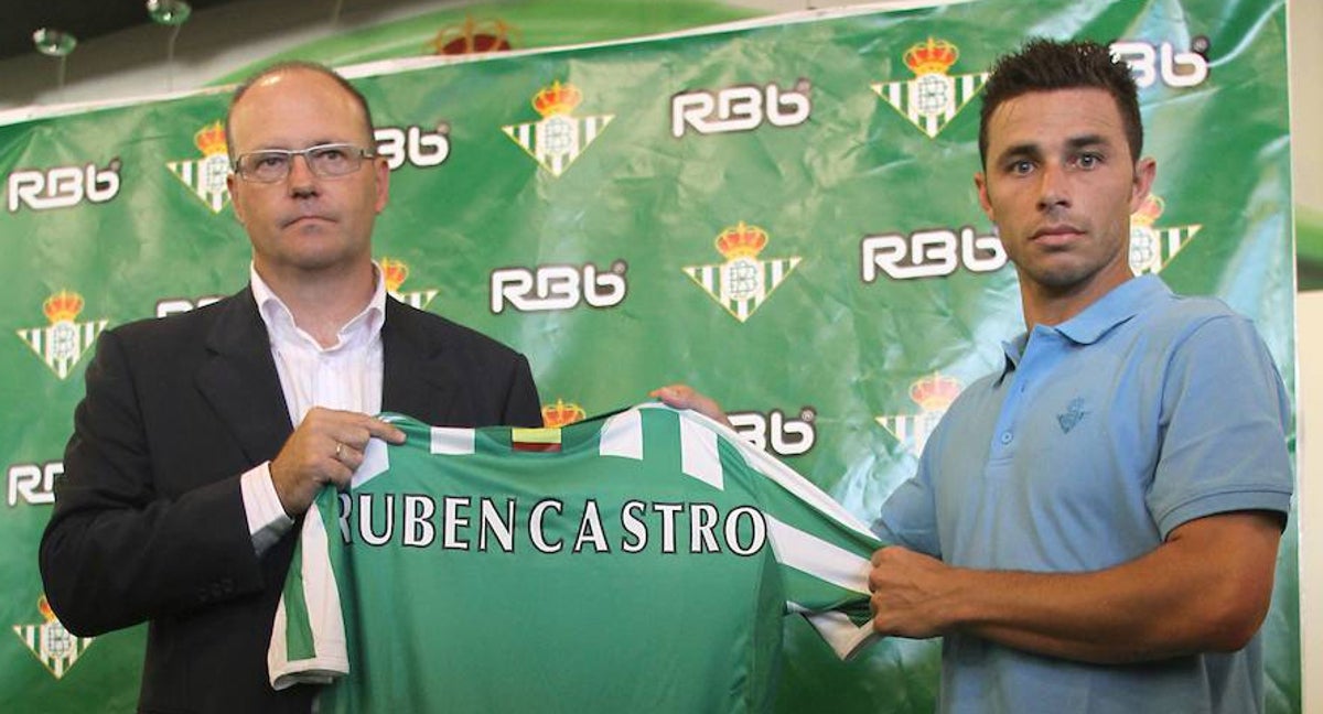 Pepe Mel ejerciendo de presentador de Rubén Castro tras su fichaje por el Betis.