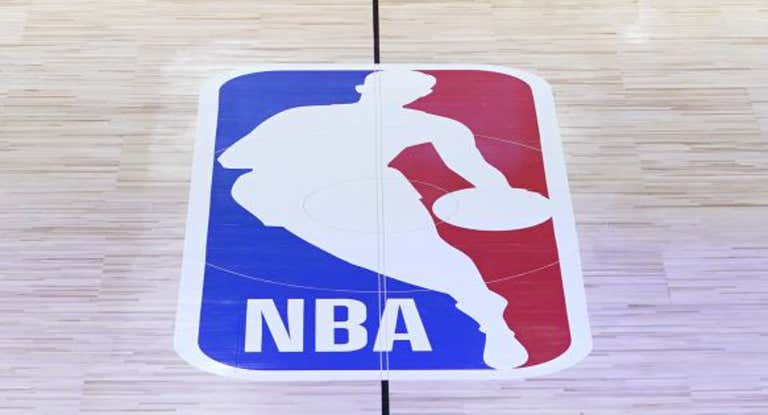 El logo de la NBA en una cancha.