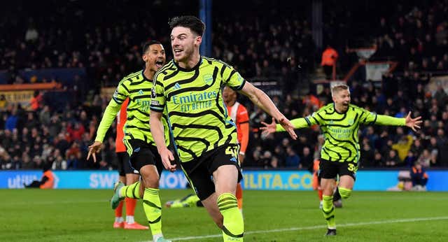 Declan Rice en el 97′ amplía el liderato del Arsenal