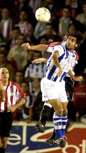 Mora pugna durante un lance de aquel histórico partido. Archivo