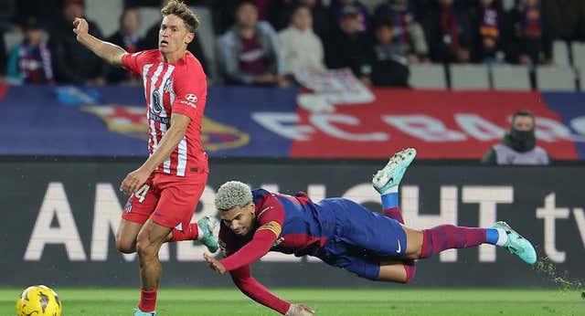 Indescriptible Araujo: jugó con la mandíbula rota contra el Atleti y quiere estar contra el Girona con una máscara