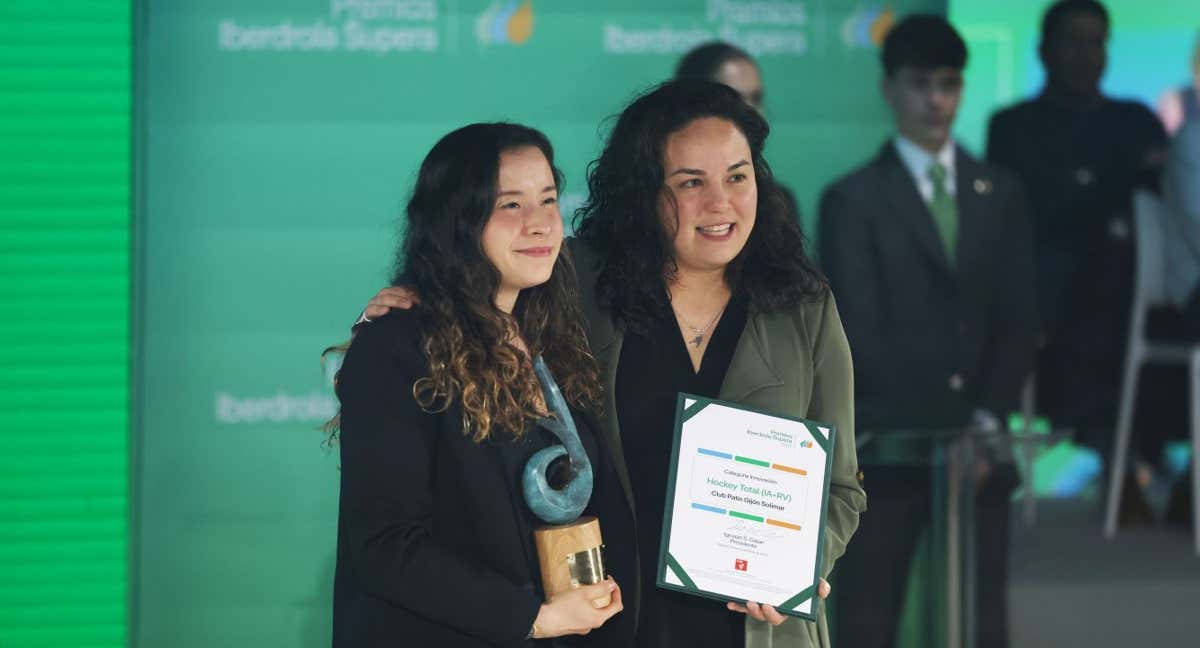 Natasha Lee, a la derecha, recoge el Premio Iberdrola Supera en Madrid.