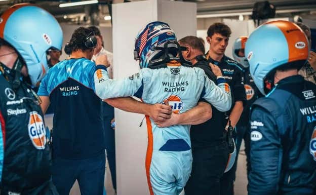 Logan Sargeant se baja de su Williams F1 ayudado por sus mecánicos en el GP de Catar 2023 de F1. Reuters