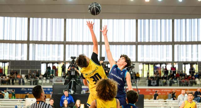Amistades con bufanda, lesiones de toda una familia y solidaridad en la cuna del baloncesto del futuro