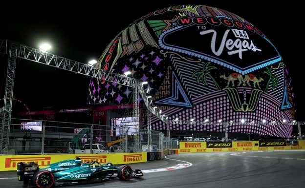 Fernando Alonso, delante de la Sphere de Las Vegas.  Reuters