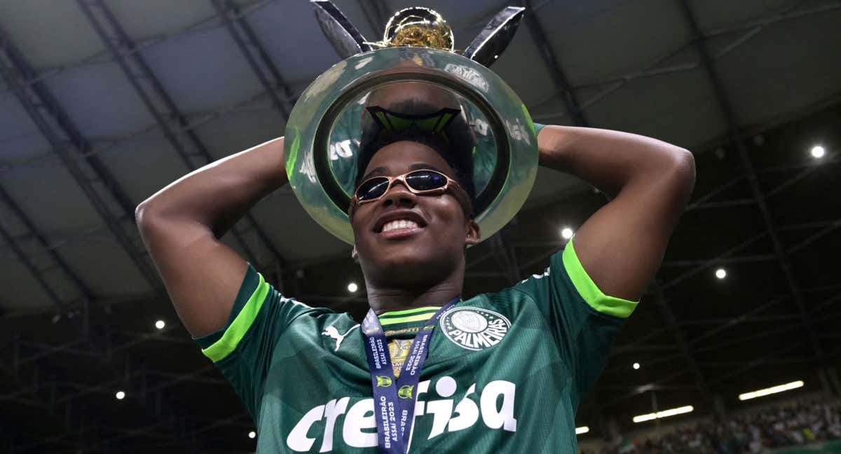 Endrick con el trofeo del Brasileirao conquistado con el Palmeiras./Reuters