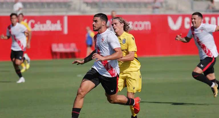 Isaac Romero en un partido con el Sevilla Atlético.