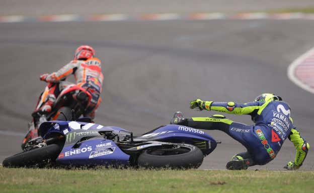 Marc Márquez y Valentino Rossi, tras tocarse en el GP de Argentina 2018 de MotoGP.  EFE