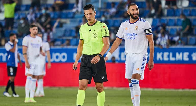 Soto Grado, con Benzema en el Alavés - Real Madrid de la temporada 2021/22.