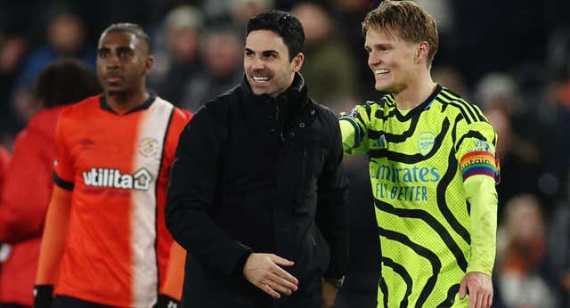 Arteta llega a 150 partidos en Premier y supera a Wenger… sin poder sentarse en el banquillo