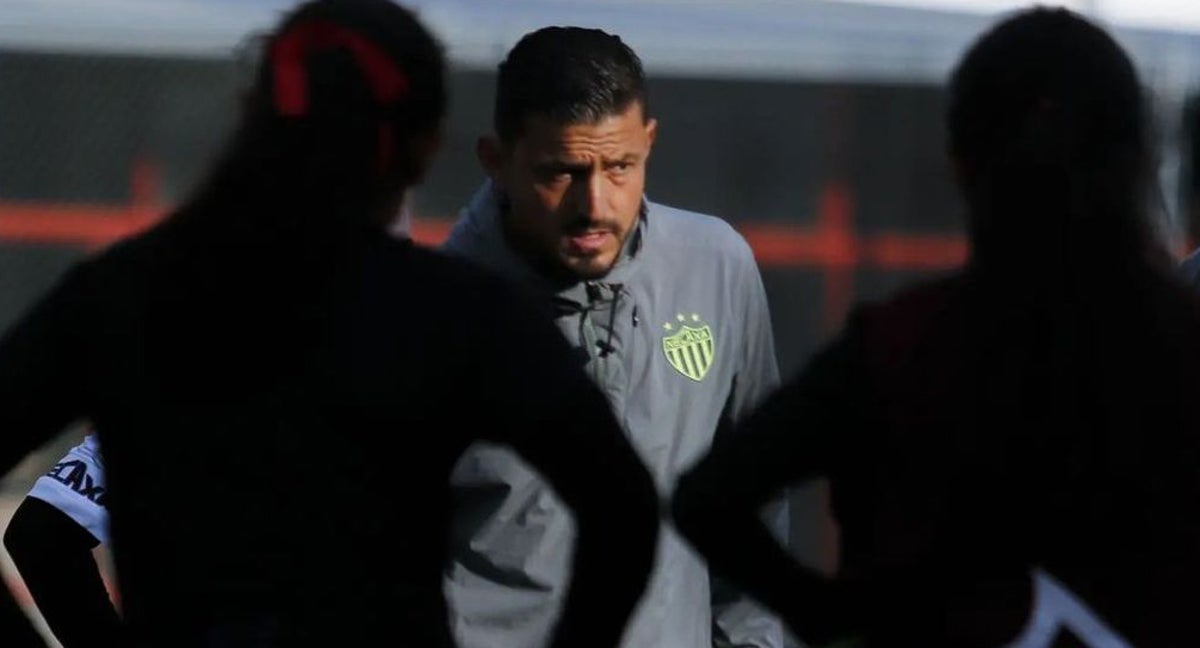 Jorge Gómez, entrenador del Necaxa, durante un entrenamiento.