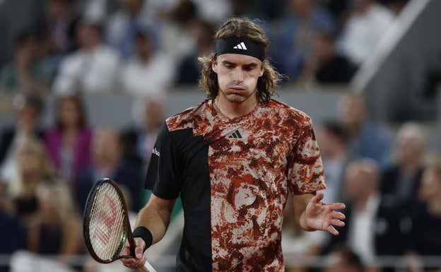 Tsitsipas durante un partido ante Alcaraz. AFP