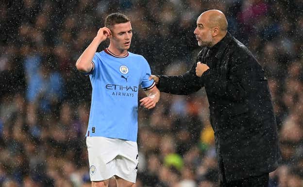 Pep Guardiola da instrucciones a Sergio Gómez durante un partido. Getty Images