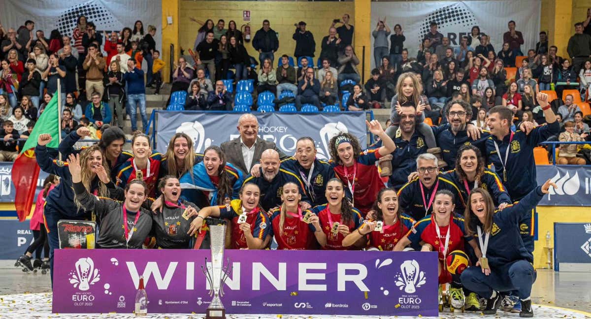 La Selección femenina de hockey patines celebra el Europeo de Olot. /RFEP