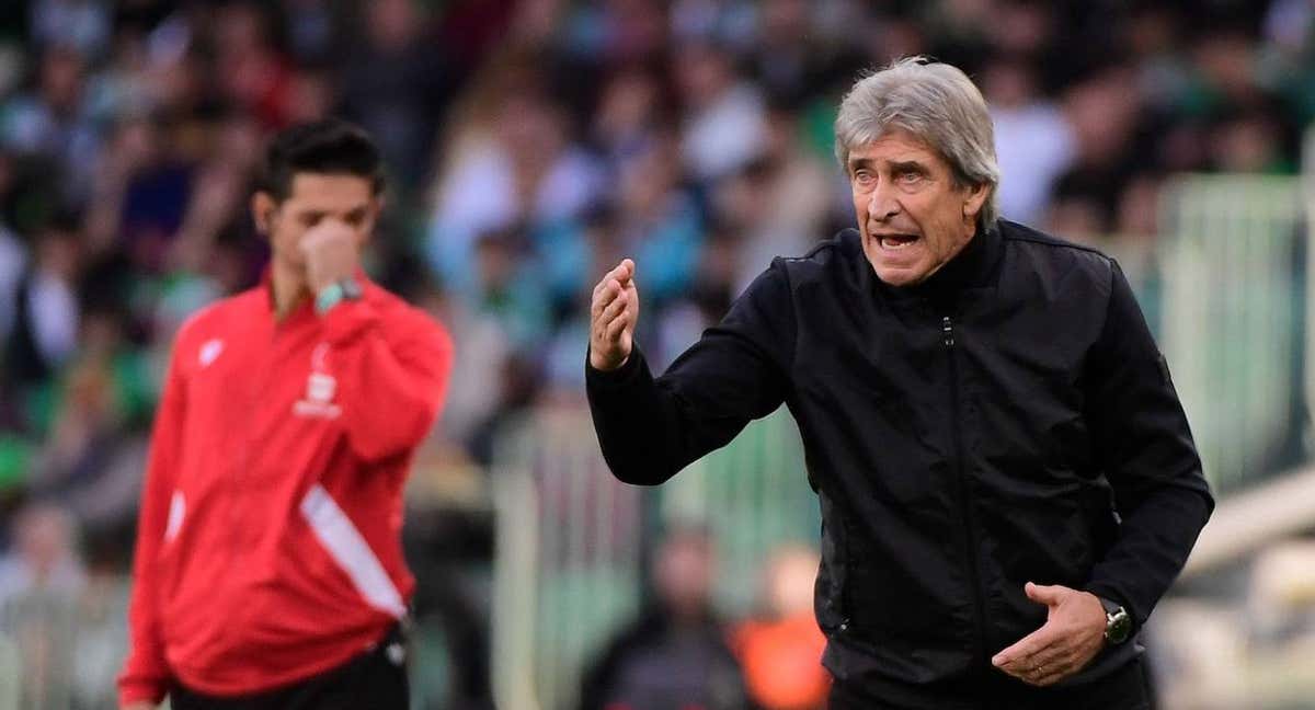 Manuel Pellegrini corrige a sus jugadores durante el partido ante el Real Madrid./AFP