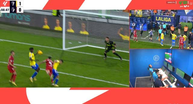 La nueva táctica anti-penaltis, una mano moderna y el empate que consuela al Cádiz-Osasuna de los 151 días sin ganar