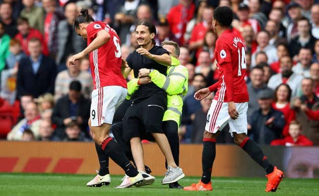 El falso Ibrahimovic saltó a por el verdadero Ibrahimovic. Getty Images