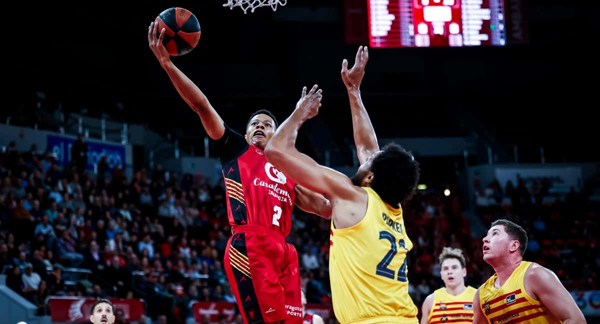 Trae Bell-Haynes en una acción similar a la que dio la victoria al Casademont Zaragoza frente al Barça