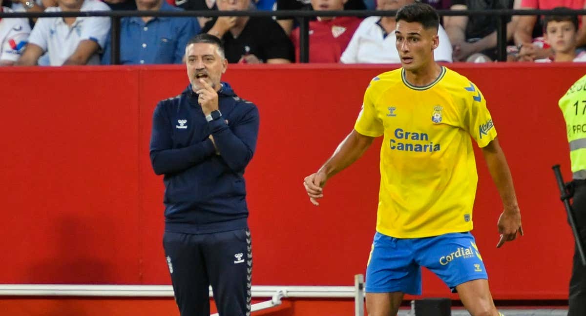 El entrenador del UD Las Palmas, García Pimienta, en el estadio Ramón Sánchez Pizjúan de Sevilla. /EFE/ Raúl Caro.