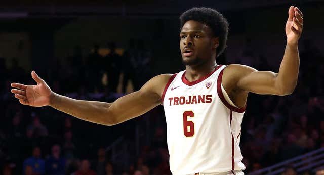 Bronny James debuta en la NCAA tras su paro cardíaco… y ya ‘supera’ por cinco a su padre