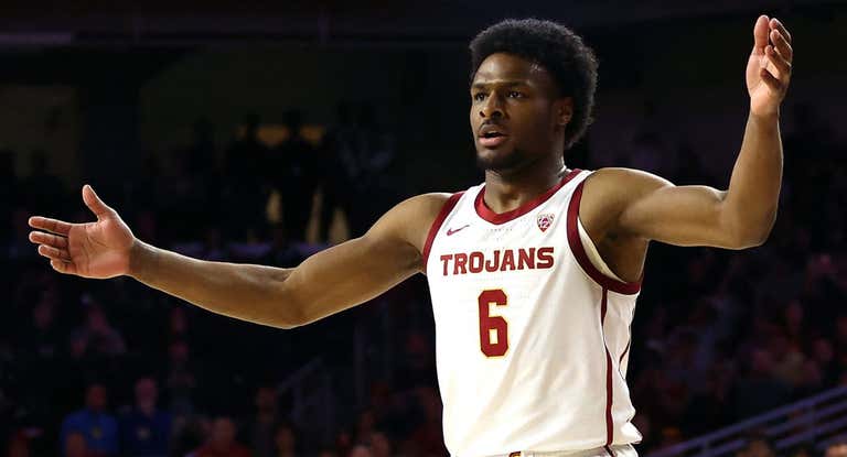 Bronny James durante su primer partido con USC.
