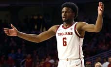 Bronny James debuta en la NCAA tras su paro cardíaco… y ya 'supera' por cinco a su padre