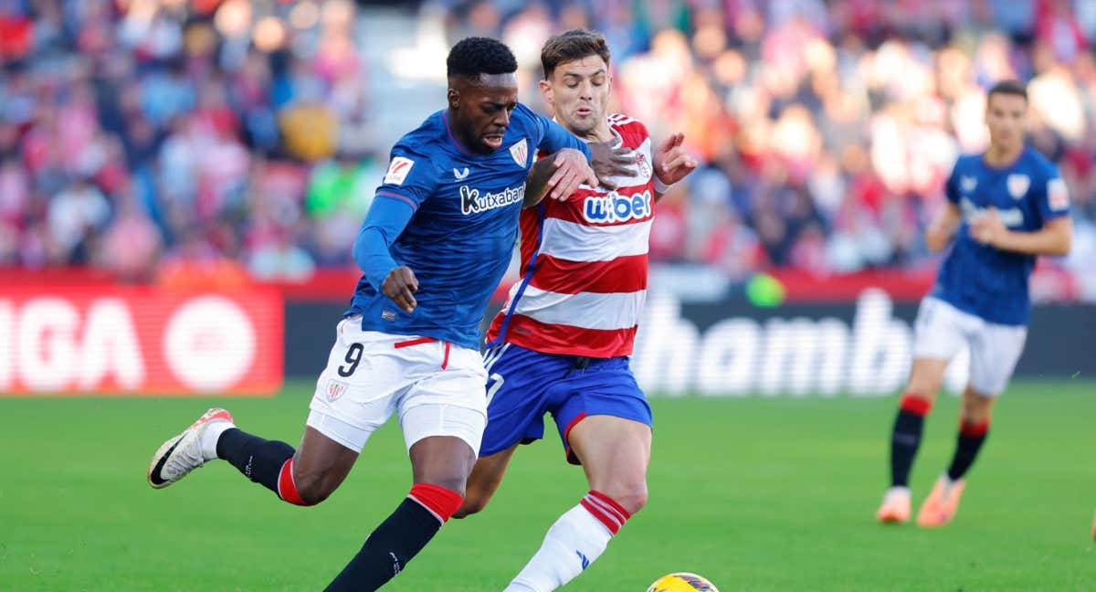 Iñaki Williams pugna con Lucas Boyé./EP