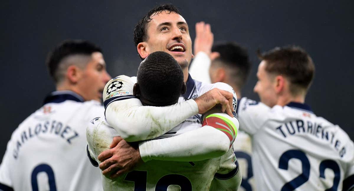 Oyarzabal celebra junto a Traoré la clasificación para los octavos de final.