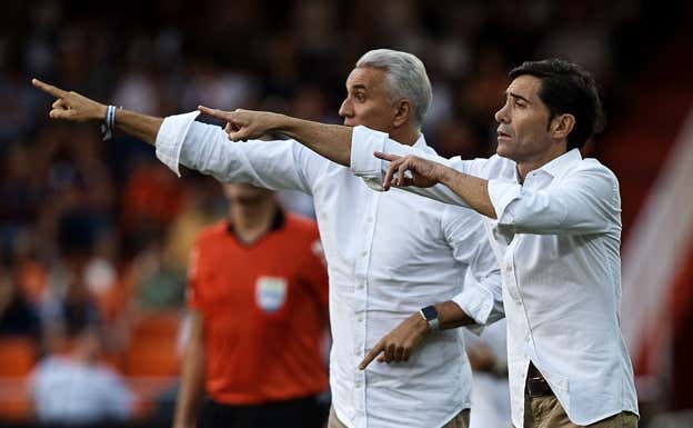 Rubén Uría, segundo de Marcelino, da instrucciones en un partido.