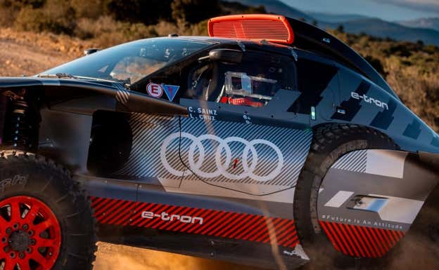 Carlos Sainz y Lucas Cruz, al volante del Audi RS Q e-tron E2 antes del Dakar 2024.  Audi Sport