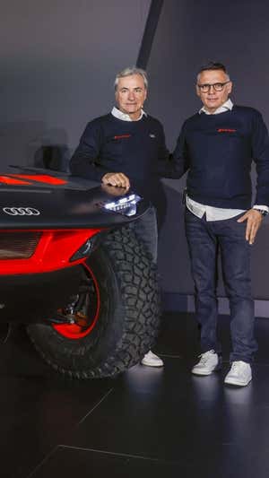 Carlos Sainz y Lucas Cruz, con el Audi RS Q e-tron E2.  EFE