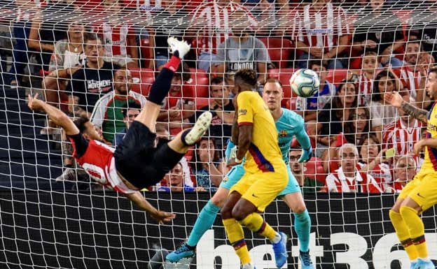 El último gol de Aduriz, anotado de chilena ante el Barça y sobre la bocina. EFE