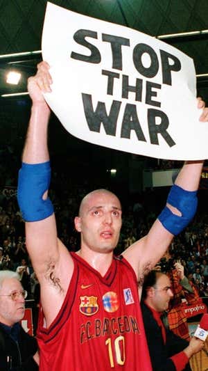 Djordjevic pide “fin a la guerra” tras un partido de Copa Korac entre Barça y Estudiantes.  Reuters