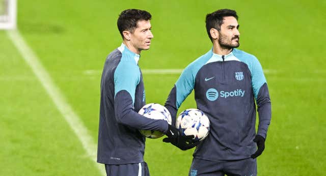 Lewandowski pasa de quedarse fuera de la convocatoria a ser titular ante el Amberes