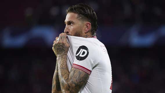 Sergio Ramos besa el escudo del Sevilla en uno de los últimos partidos de esta temporada. /GETTY