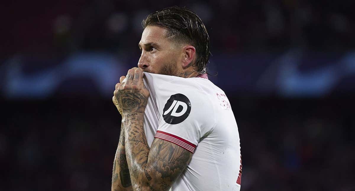 Sergio Ramos besa el escudo del Sevilla en uno de los últimos partidos de esta temporada.