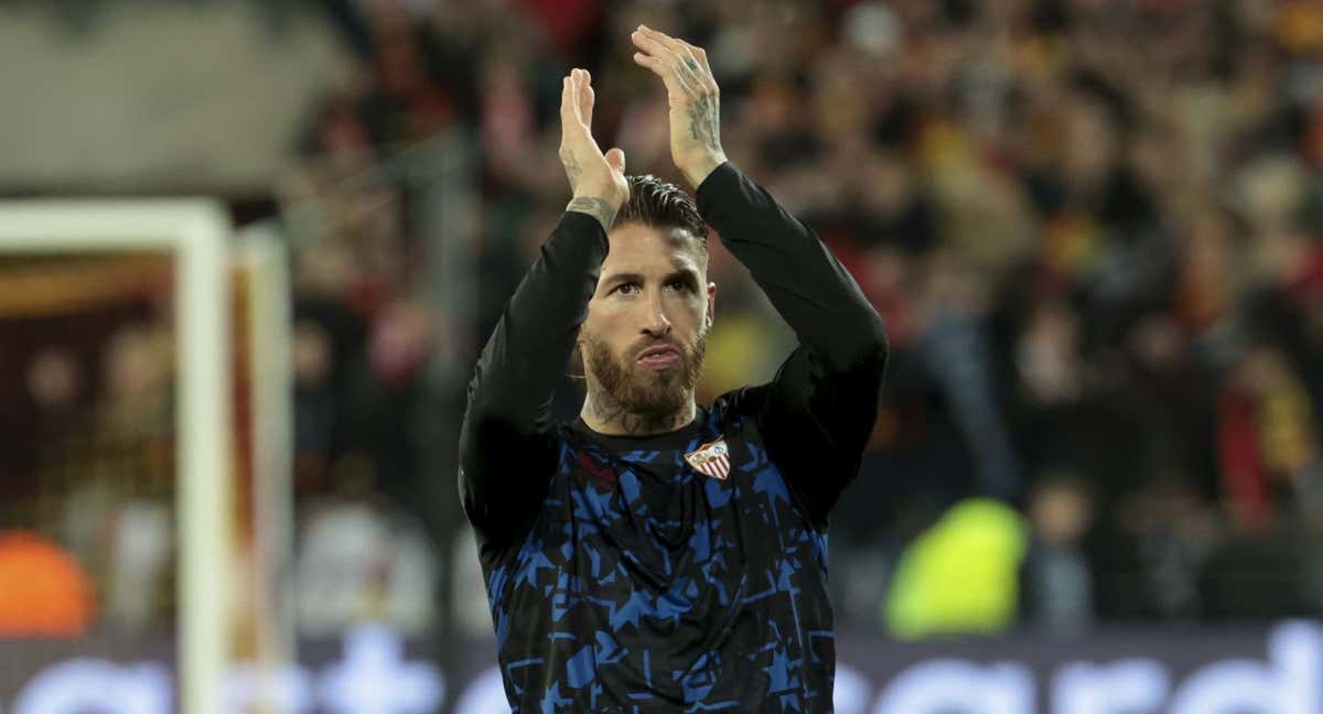 Sergio Ramos aplaude a la afición durante el partido de Champions contra el Lens./GETTY