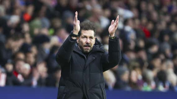 Simeone aplaude al Metropolitano durante el partido ante la Lazio./EFE