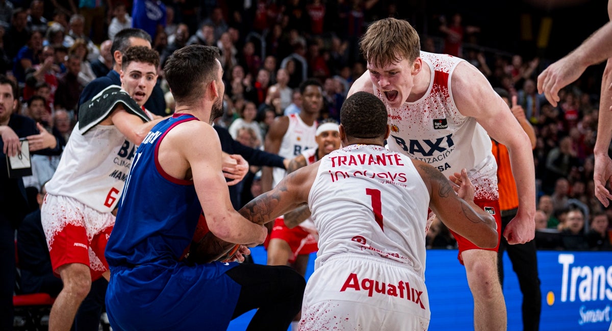Los jugadores del BAXI Manresa celebran una acción defensiva sobre Tomas Satoransky