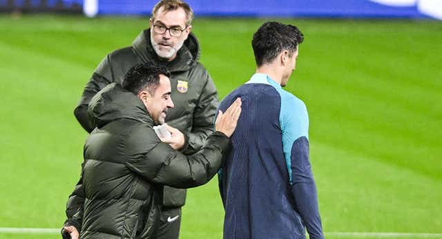 Los entresijos del extraño cambio de convocatoria de Xavi y Laporta: vestuario tocado, Dallas, Hamburgo y 2,8 millones claves