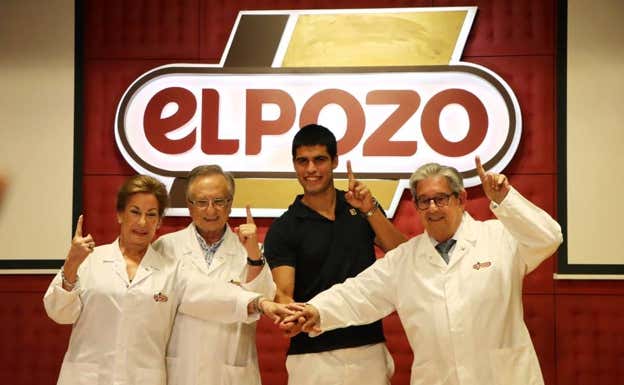 Los hermanos Fuertes junto a Carlos Alcaraz, el embajador mundial de ElPozo.  ELPOZO ALIMENTACIÓN