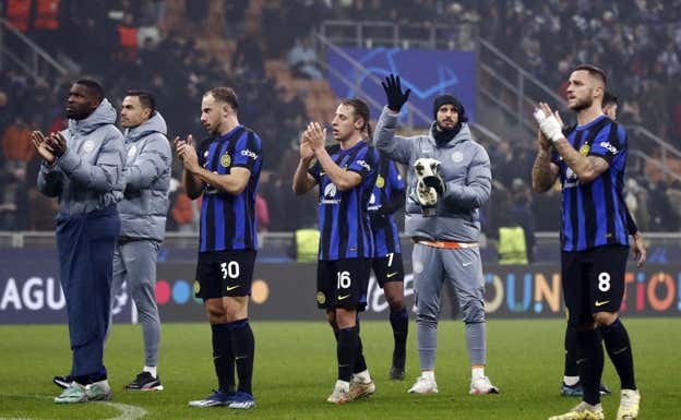 Los jugadores del Inter saludan a sus aficionados.  REUTERS