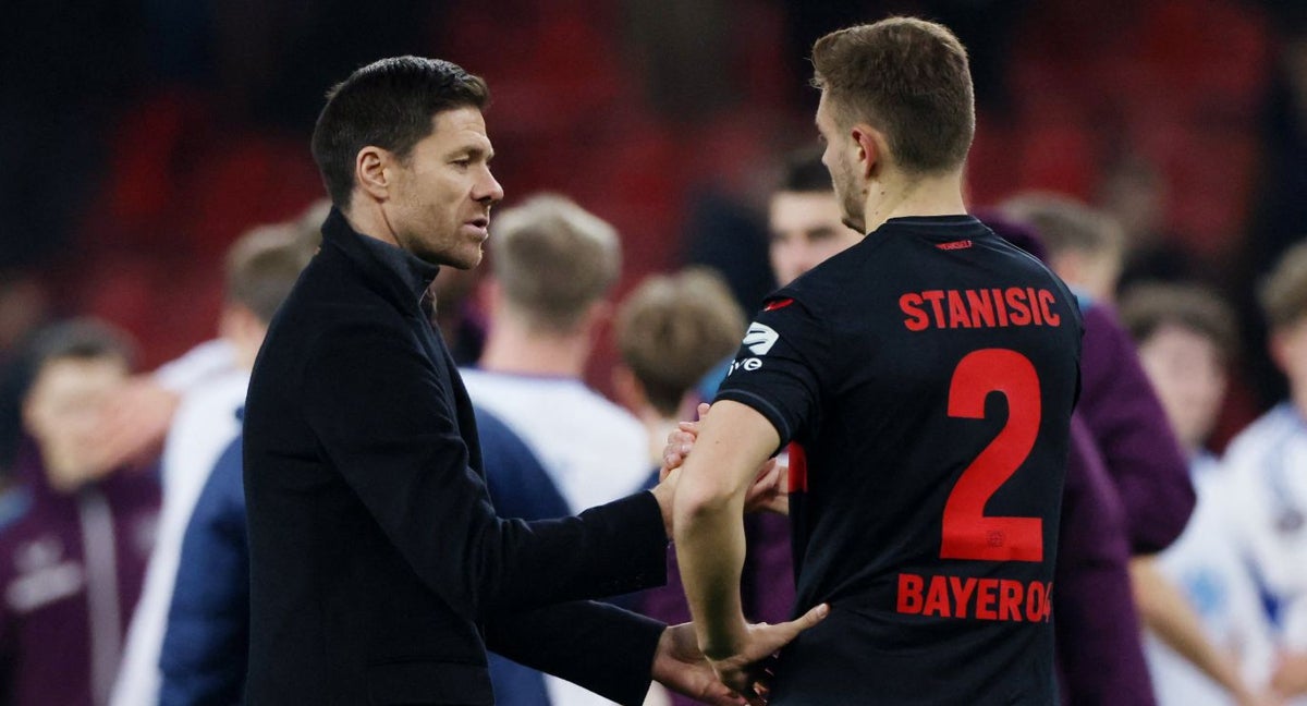 Xabi Alonso saluda a Stanisic al término del partido.