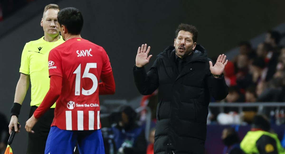 Diego Pablo Simeone pedía a Savic más paciencia a la hora de defender las jugadas de la Lazio./EFE