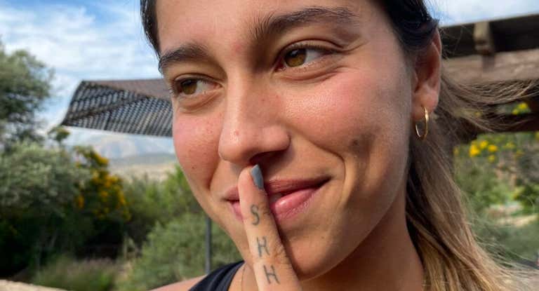 La gallega Jessica Bouzas muestra el tatuaje que se ha hecho en el índice de la mano izquierda.