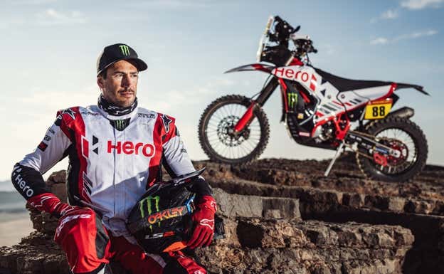 Joan Barreda, con su nuevo casco y la Hero 450 Rally para el Dakar 2024.  Hero