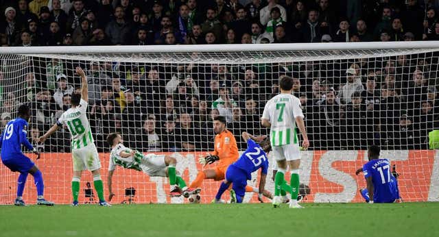 El Betis se achica en Europa: Roofe y el Rangers lo envían a la Conference League